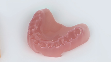 Stabilná dentálna živica pre protézy